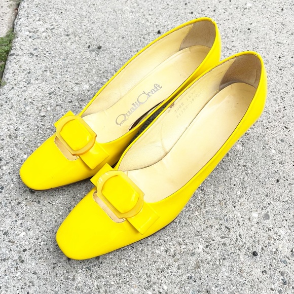 VINTAGE QUALICRAFT 1970’s Yellow Patent Leather Square Toed Kitten Heels - Picture 2 of 12